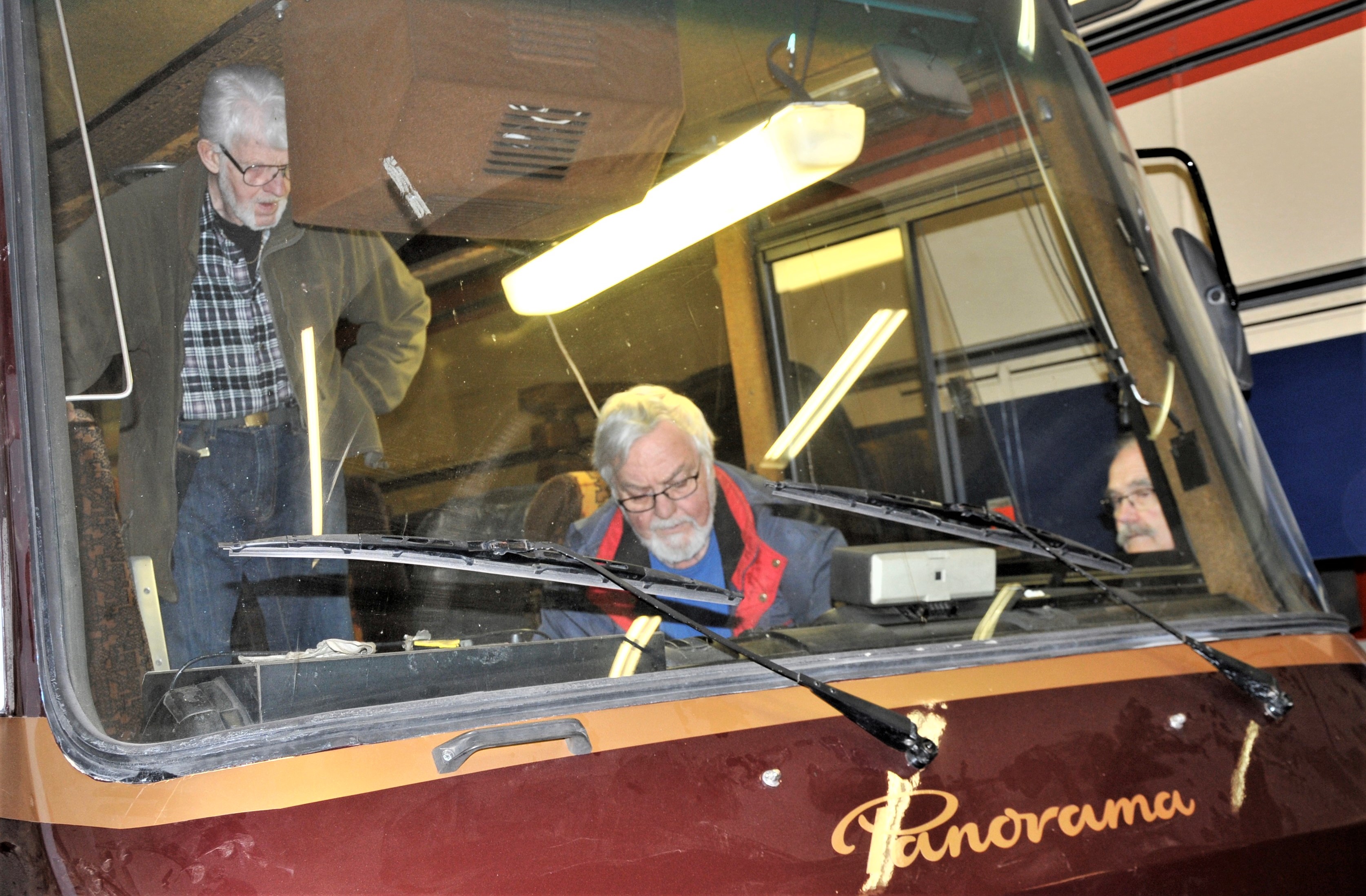 Gunnar och Thorbjörn fixar till instrumentbrädan Gunnar och Thorbjörn fixar till instrumentbrädan