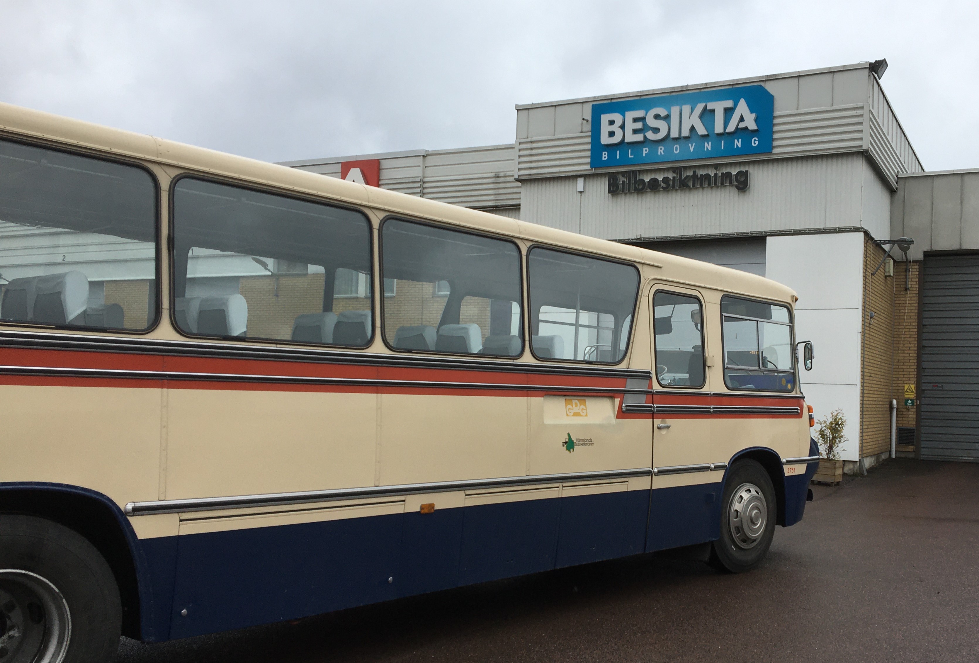 Till Besikta för att göra en trafiksäkerhetskontroll. Till Besikta för att göra en trafiksäkerhetskontroll.