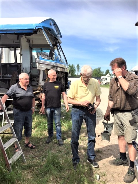 Här är gänget som fyndade, Bengt, Lennart, Thorbjörn, Hans. Utanför bild är Gunnar och Bengt-Olof som tar bilden Här är gänget som fyndade, Bengt, Lennart, Thorbjörn, Hans. Utanför bild är Gunnar och Bengt-Olof som tar bilden